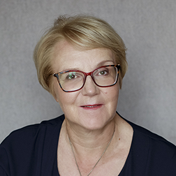 [Translate to English:] Portret Alenke Kajzer